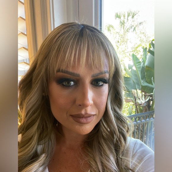 Meet your Posher, Nichole - Picture 2 of 2